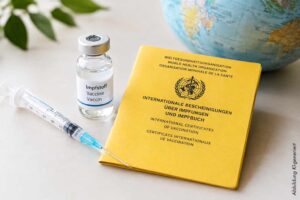 KI-generiertes Bild mit Impfung, Impfpass und Weltkugel im Hintergund
